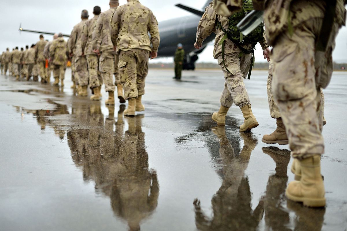 Канада выводит часть военных из Ирака и Украины