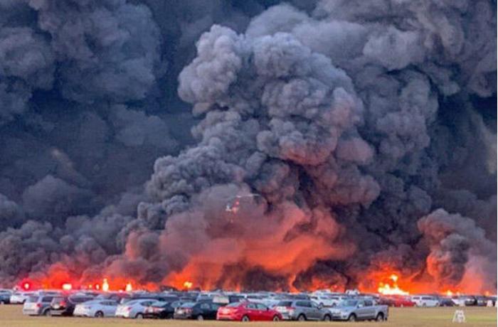 ABŞ-da 3500 avtomobil yanaraq kül oldu - VİDEO