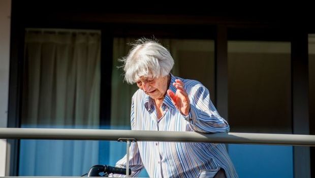 107 yaşlı qadın koronavirusa qalib gəldi