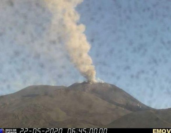 Знаменитый вулкан выбросил в небо огромный столб пепла