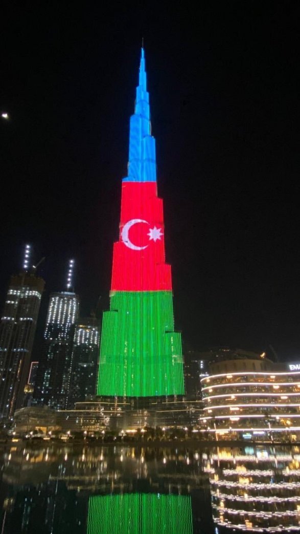 «Бурдж-Халифа» в цветах флага Азербайджана