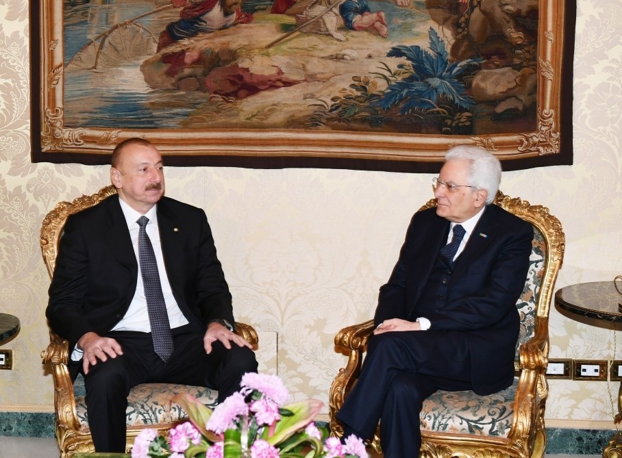 Президент Ильхам Алиев поздравил итальянского коллегу