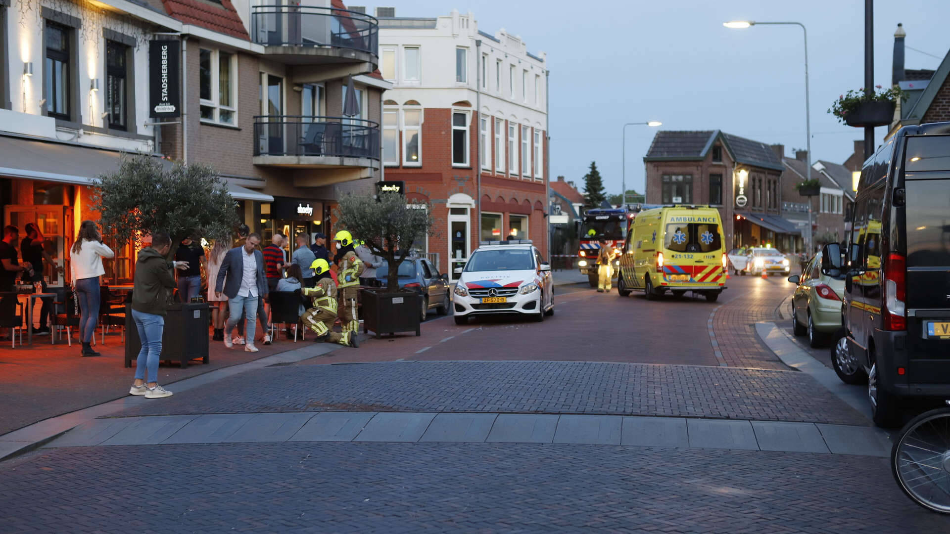В Нидерландах автомобиль въехал в террасу кафе, есть раненые