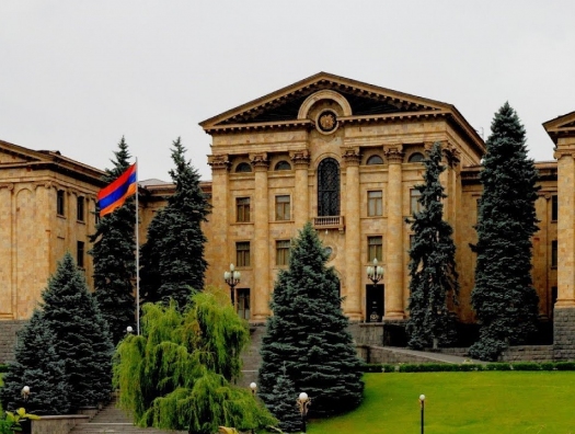 В Армении предложили выделить здание парламента для больных COVID-19