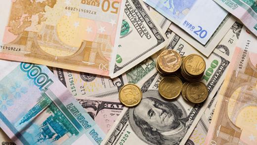 Манат укрепился к евро, стабилен к рублю