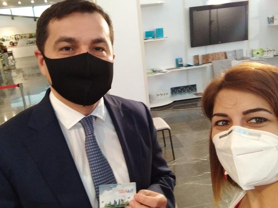 İlham Əliyevin köməkçisi avtobus kartını göstərdi