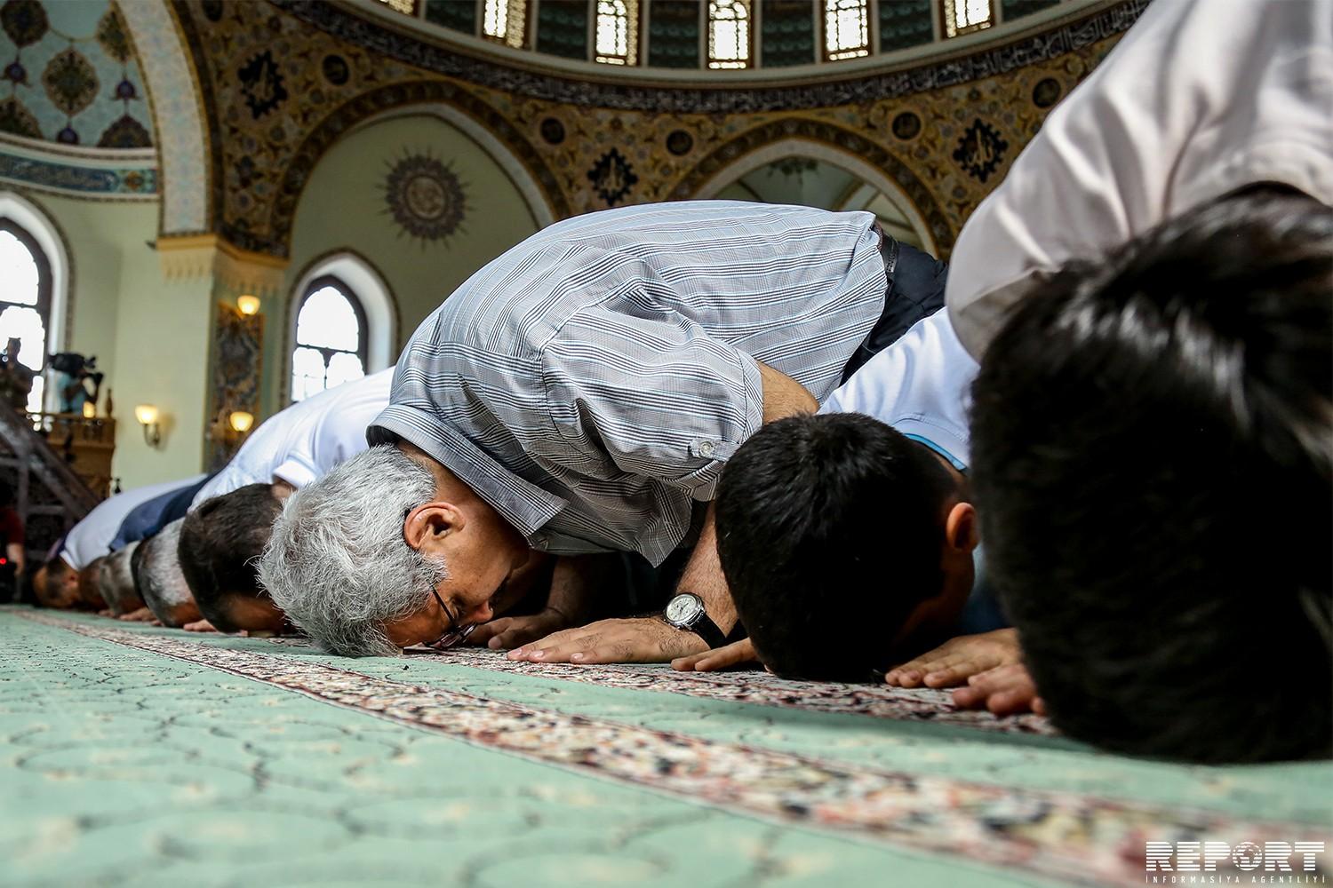 Намаз джамаатом имам. Гурбан байрам намаз Азербайджан. Поклонение мусульман. Молятся в мечети. Что такое намаз у мусульман.