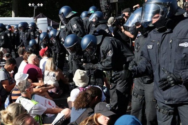 Berlindəki etiraz aksiyalarında 45-dən çox polis yaralanıb