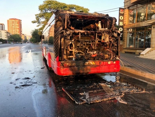 В Баку сгорел автобус