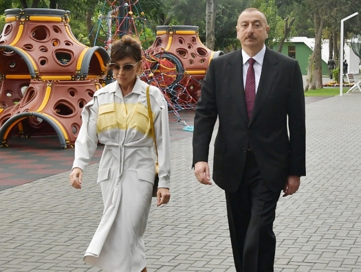 Ильхам и Мехрибан Алиевы ознакомились с новыми автомобилями скорой помощи