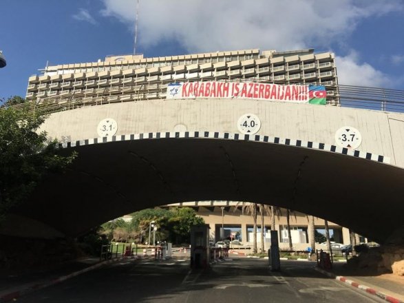 Футболистов «Карабаха» в Израиле встретили баннером: «Карабах – это Азербайджан!»
