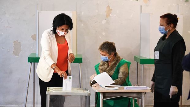 Президент Грузии проголосовала на выборах и призвала граждан последовать ее примеру