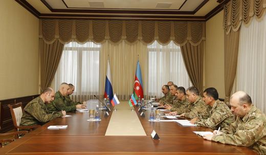 Глава Минобороны Азербайджана обсудил с российскими миротворцами миссию в Карабахе