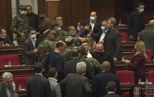 Ermənistanda deputatlar arasında dava düşdü - Video