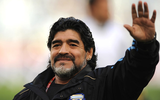 FİFA Maradonaya görə bayraqları endirdi