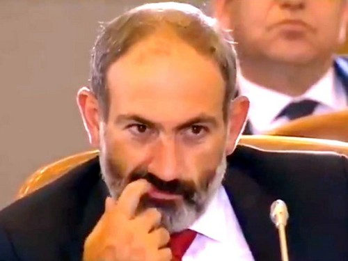 Пашинян заявил, что обсудил с Путиным по телефону вопросы, связанные с Лачинским коридором в Карабахе
