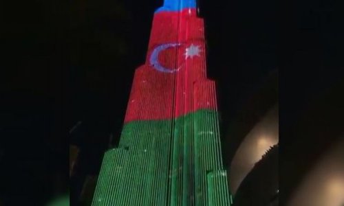 Небоскреб Бурдж Халифа в цветах флага Азербайджана - ВИДЕО