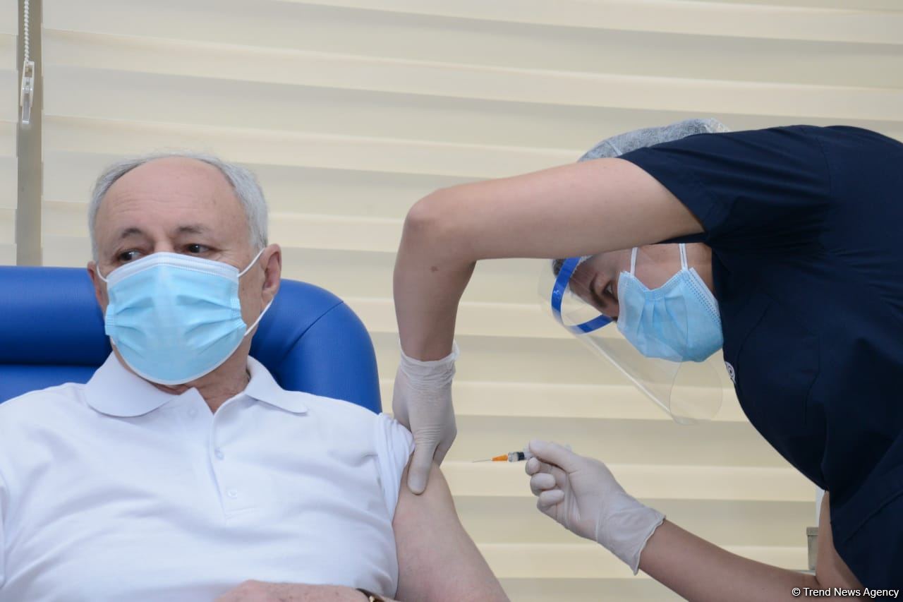 Министр здравоохранения Огтай Ширалиев  прошел вакцинацию