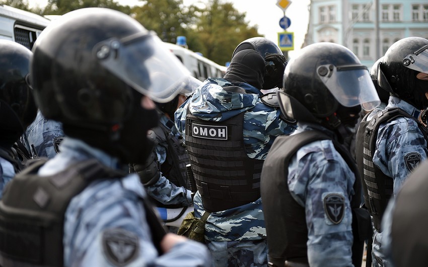 Çeçen nümayişçi Moskvada OMON-nun 4 əməkdaşını döydü - VİDEO
