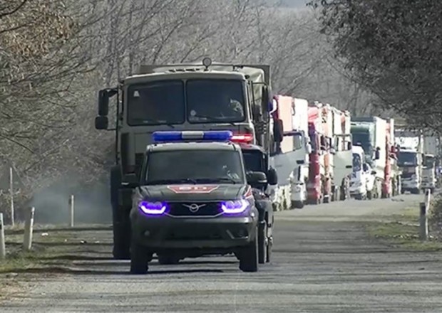 Sülhməramlılar Şuşaya gedən avtomobil karvanını müşayiət etdi - VİDEO