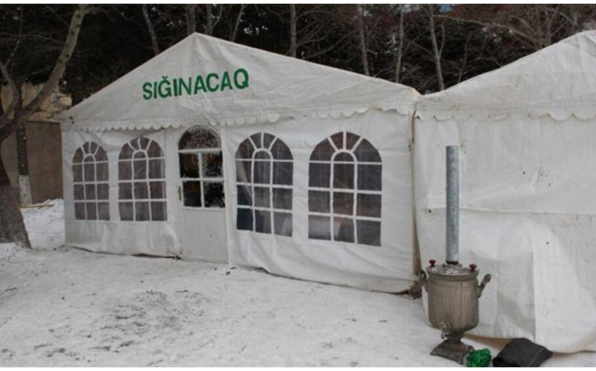 В Баку устанавливаются палатки для желающих обогреться в снежную погоду