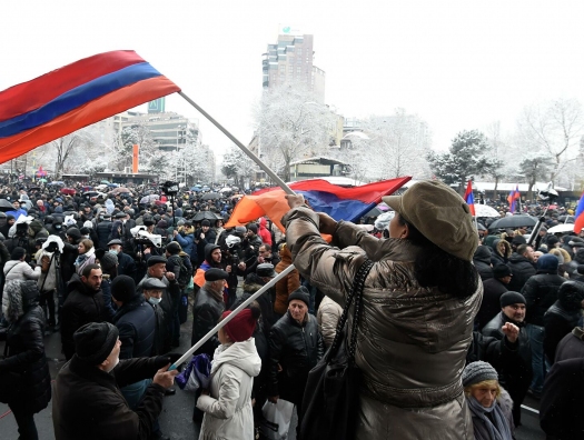 Протестующие окружили резиденцию президента Армении