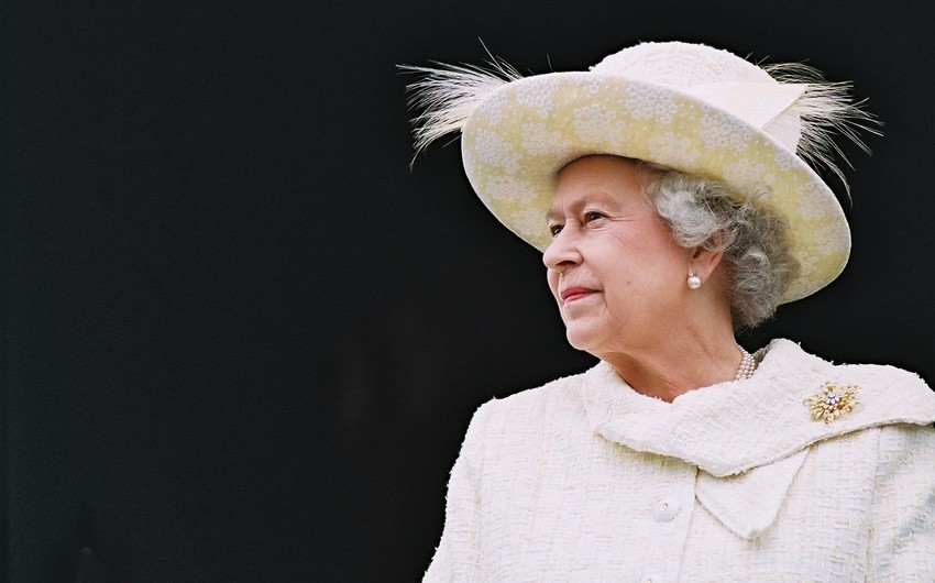 Елизавета II вернулась к исполнению королевских обязанностей после смерти супруга