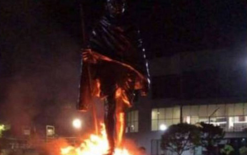 В Ереване неизвестные подожгли памятник Махатме Ганди