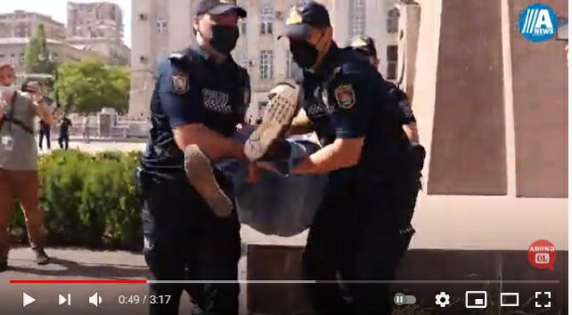 Bakıda polis vətəndaşları saxladı-VIDEO
