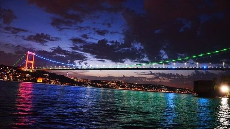 Мосты Стамбула засияли цветами азербайджанского флага - ФОТО