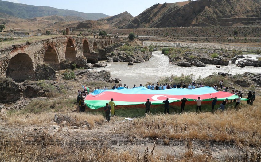 Xudafərində nəhəng bayraq asıldı