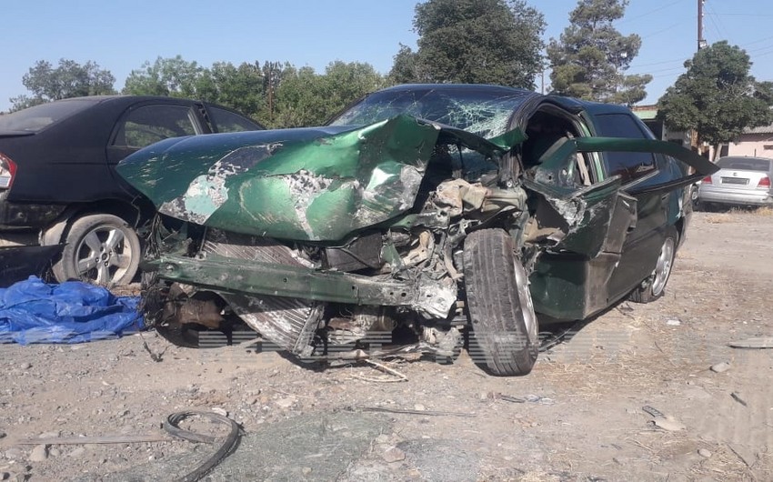 В Кюрдамире автомобиль врезался в бетонное ограждение, есть пострадавшие