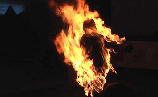 В Ереване мужчина совершил попытку самосожжения перед офисом омбудсмена