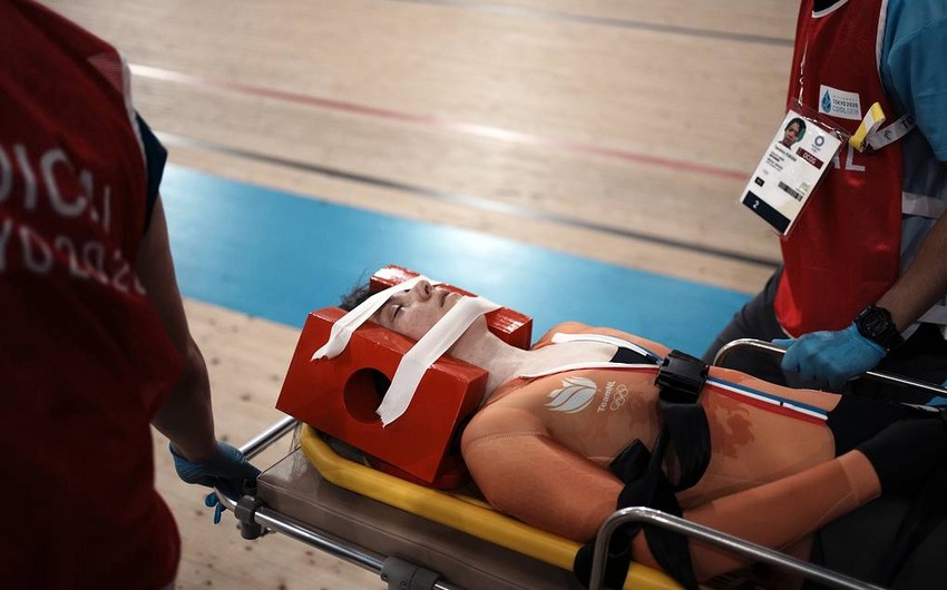 Велогонщицу из Нидерландов унесли на носилках после столкновения на Олимпийском треке