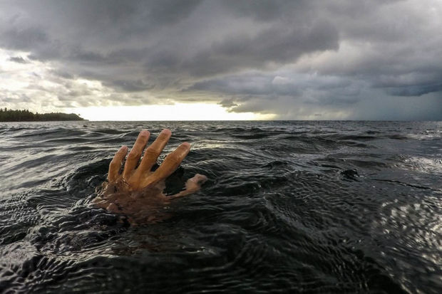 МЧС: Спасены четыре человека, тонувших в море