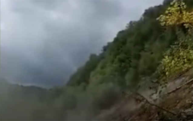 Türkiyədə torpaq sürüşməsi kameraya düşdü - Video