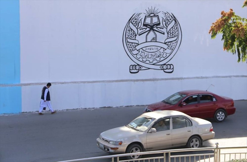 “Taliban” ABŞ səfirliyinin binasına öz bayrağını çəkdi - Foto
