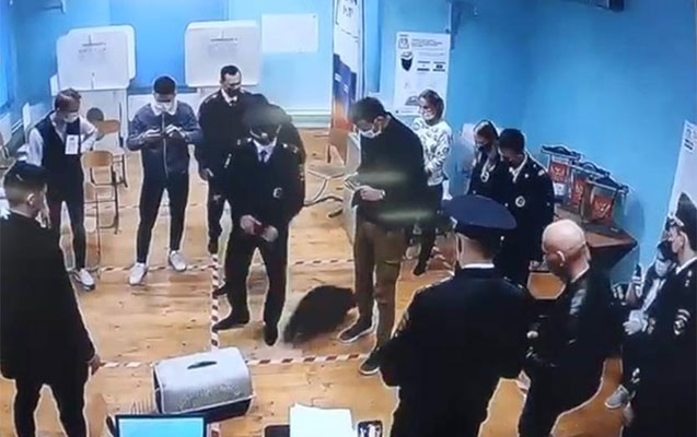 Moskvada seçki məntəqəsində polisin yenotla “imtahanı” - Video