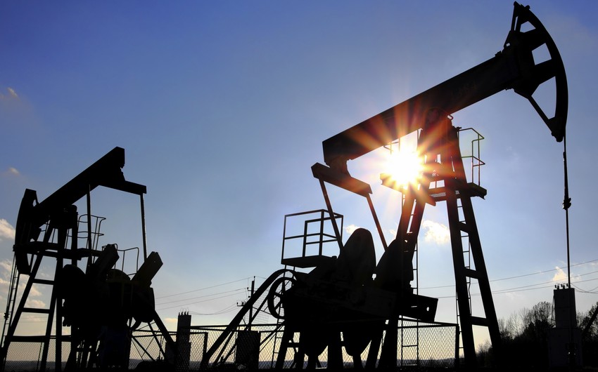 Azerbaijani oil price drops by more than 1%
