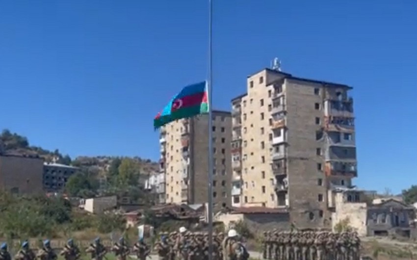 Маис Бархударов поднял флаг Азербайджана на площади Флага в Шуше
