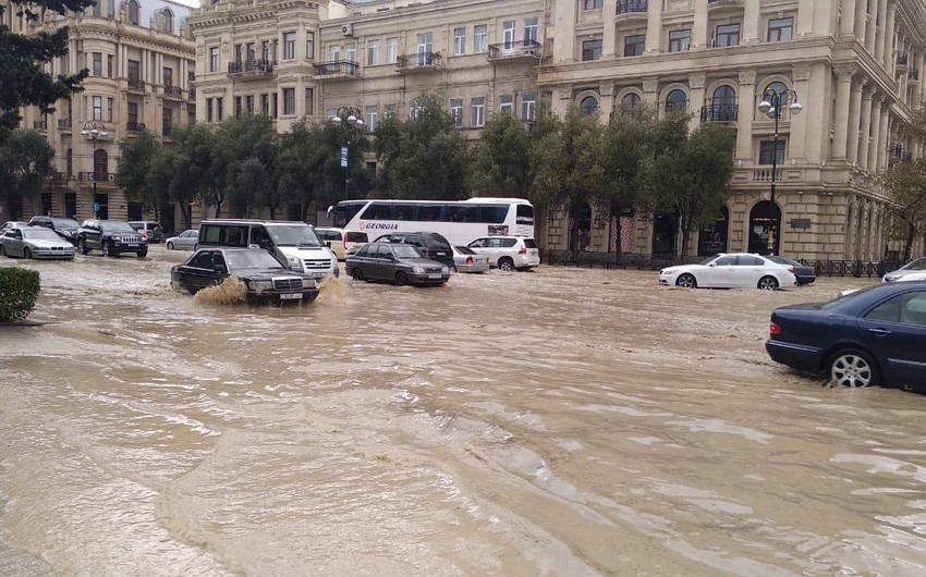 Затопленные улицы Баку: причины и пути решения проблемы