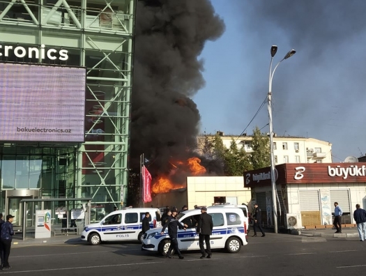 В Баку горит торговый центр-ФОТО