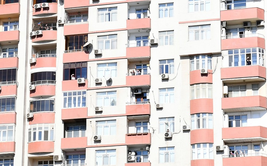 Жители Баку поприветствовали с балконов президента и первую леди