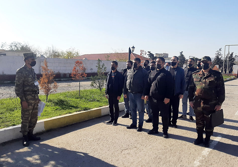 Hərbi vəzifəlilər təlim toplanışı üçün hərbi hissəyə qəbul olunub - Video