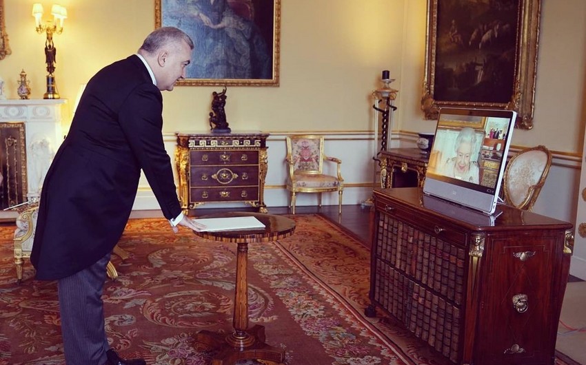Azerbaijani envoy presents his credentials to UK Queen