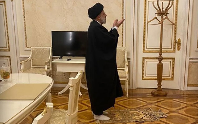 İran prezidenti Putinlə görüşdən sonra Kremldə namaz qıldı - Foto