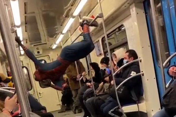 “Hörümçək adam” metroda sərnişinlərə maraqlı anlar yaşatdı - VİDEO