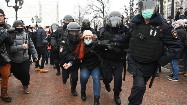 Rusiya polisi öz vətəndaşlarına fiziki zorakılıq edir - VİDEO
