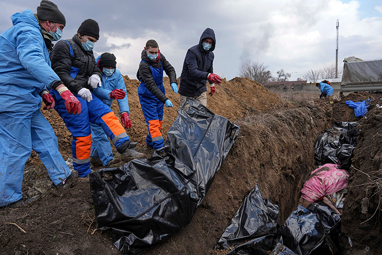 Müharibədə ölən ukraynalıları xəndəklərdə basdırırlar  - FOTOLAR/VIDEO