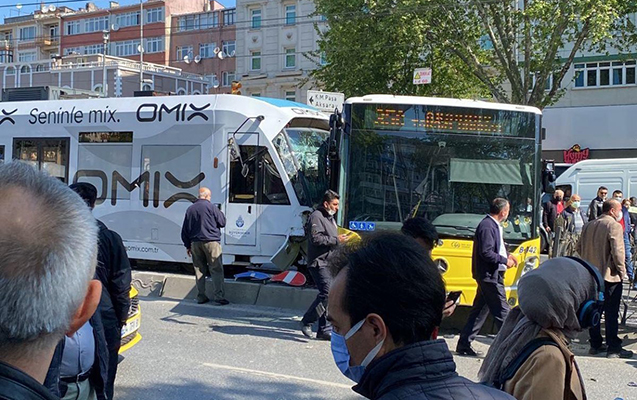 İstanbulda avtobusla tramvay toqquşdu, yaralılar var